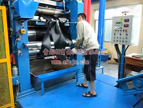 工作中的壓延機www.xycoop.com.cn